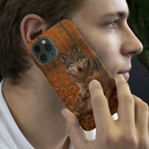 Herbst-Wolf-Familie Verspielte Welpen im Herbstwal iPhone 16 Pro Max Hülle