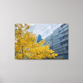 Herbstbaum und Glasgebäude Leinwanddruck