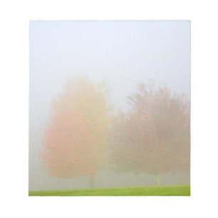 Herbstbäume in Nebel gehüllt Notizblock