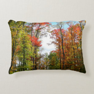 Herbstbäume und blauer Himmel Herbst-Naturfotograf Dekokissen