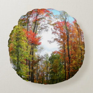 Herbstbäume und blauer Himmel Herbst-Naturfotograf Rundes Kissen