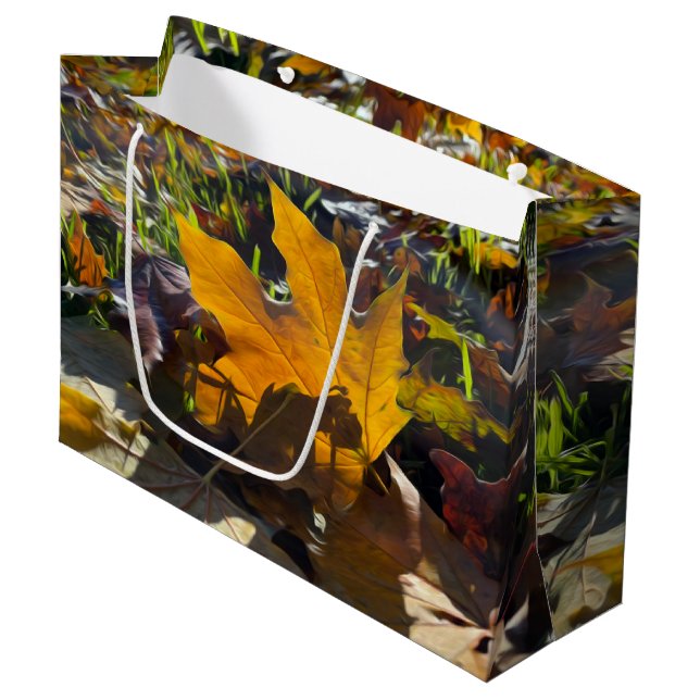 Herbstblatt in der Sonne Große Geschenktüte (Vorderseite Schrägansicht)