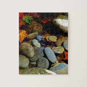Herbstblatt mit Felsen in der Gebirgsbucht Puzzle