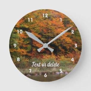Herbstblätter am Fluss Orton Personalisiert Runde Wanduhr