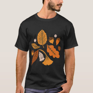 Herbstblätter auf blauem Oversized T-Shirt
