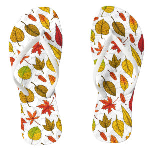 Herbstblätter auf weiß flip flops