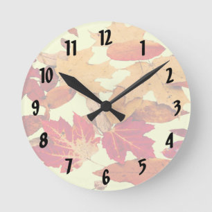 Herbstblätter in der roten, braunen gelben Uhr