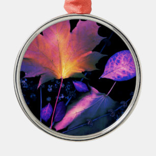 Herbstblätter in Neon Silbernes Ornament