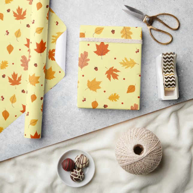 Herbstblätter, Nüsse aus Eichen, Muster Erntedank  Geschenkpapier (Kunsthandwerk)