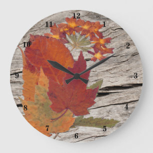 Herbstblätter und Blume auf der Holzuhr Große Wanduhr
