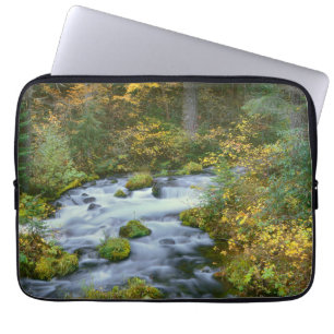 Herbstblätterung und Douglas Fir Border Roaring Ri Laptopschutzhülle