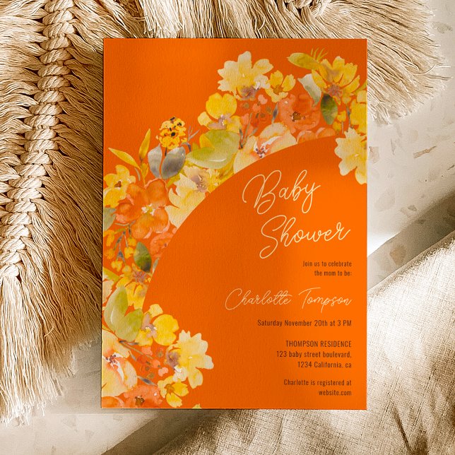 Herbstbohgelbe Blumen Drehbuch Babydusche Einladung (Fall boho yellow flowers script baby shower invitation on orange)