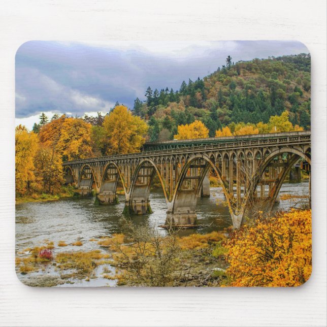 Herbstbrücke, Herbst, Fluss, Blätter Mousepad (Vorne)