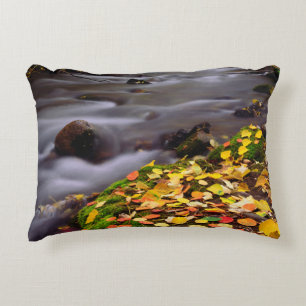 Herbstfarben entlang der McGee Creek Zierkissen