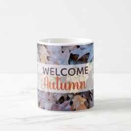 Herbstfarben mit abgefallenem Blätter Kaffeetasse