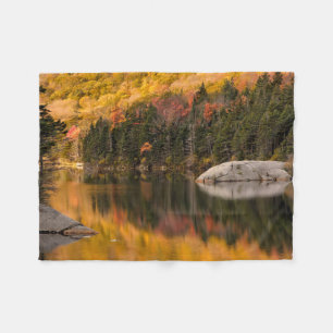 Herbstfarben spiegeln sich im Biberteich Fleecedecke