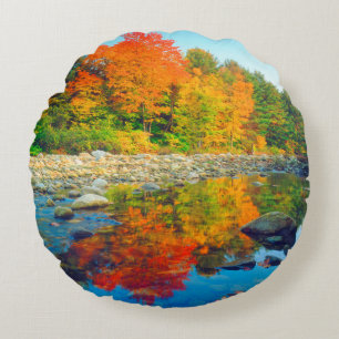 Herbstfarben spiegeln sich in einem Bach in Vermon Rundes Kissen