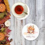 Herbstflorale Hütte Core Teacup Geburtstags-Tee-Pa<br><div class="desc">Tauchen Sie ein in die gemütliche Herbsteleganz mit unserer Designkollektion "Fall Floral Hütte Core Teacup Birthday Tea Party". Diese charmante Illustration zeigt ein zartes weißes Teakup, das mit einem anmutigen Blatt-Muster geschmückt ist und sich anmutig auf einer passenden Untertasse ausruht. In der Umgebung des Zentrums befindet sich ein lebhaftes Herbstbouquet,...</div>