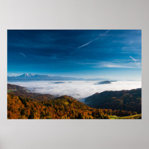 Herbstgebirge und Nebel im Tal Poster