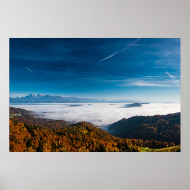 Herbstgebirge und Nebel im Tal Poster (Vorne)
