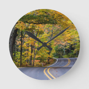 Herbstkanopie der Farbe auf der Autobahn 41 Runde Wanduhr