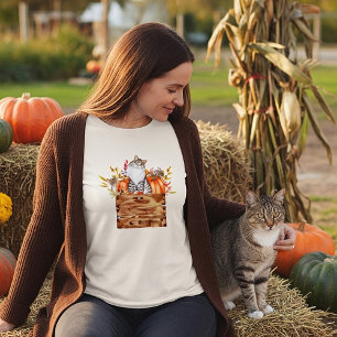 Herbstkatze und Kürbisse in einer Kiste  T-Shirt