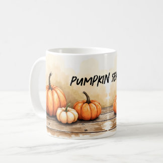 Herbstkürbisse auf Holztisch Kaffeetasse