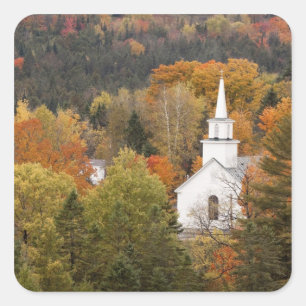 Herbstlandschaft mit Kirche, Vermont, USA Quadratischer Aufkleber