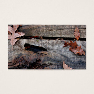 Herbstlaub auf altem Holz