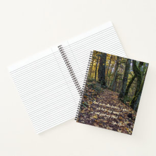 Herbstlaub auf dem Waldweg John Muir Zitat Notizbuch