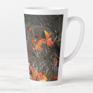 Herbstlaub im Wasserfall I Herbstfotografie Milchtasse