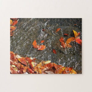 Herbstlaub im Wasserfall I Herbstfotografie Puzzle