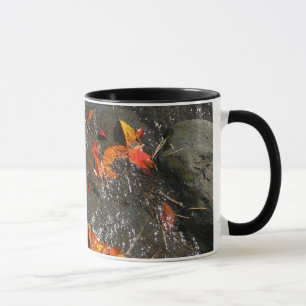 Herbstlaub im Wasserfall I Herbstfotografie Tasse