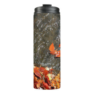 Herbstlaub im Wasserfall I Herbstfotografie Thermosbecher