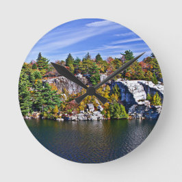 Herbstlaub um See Minnewaska Runde Wanduhr