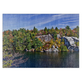 Herbstlaub um See Minnewaska Schneidebrett