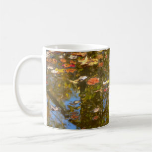 Herbstlaub und Bachreflexion im Greenbelt Kaffeetasse