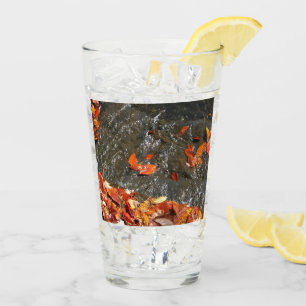 Herbstlaube im Wasserfall I Herbstfotografie Glas
