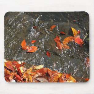 Herbstlaube im Wasserfall I Herbstfotografie Mousepad