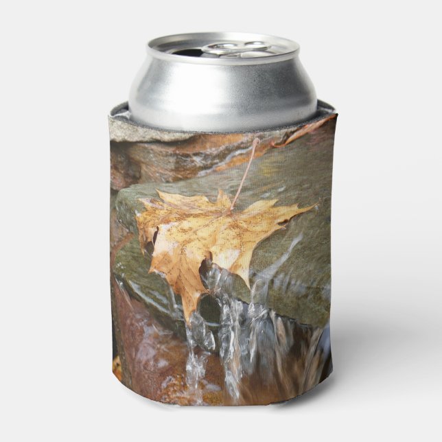 Herbstlaube im Wasserfall II Herbstfotografie Dosenkühler (Kanne Vorderseite)