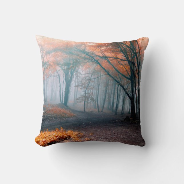 Herbstlaube in Foggy Woods Pillow Kissen (Vorderseite)