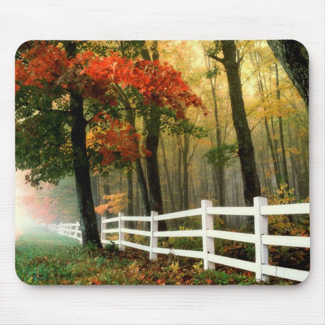 Herbstlaube und Baumhütten-Zaun-Mauspad Mousepad (Vorne)