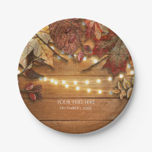Herbstlaube und Lichter auf rustikalem Holz Pappteller
