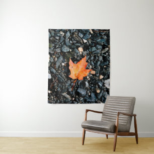 Herbstleaf auf schwarzen Felsen Wandteppich