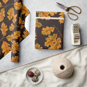 Herbstliche Eichenblätter auf dunkelbraun Geschenkpapier