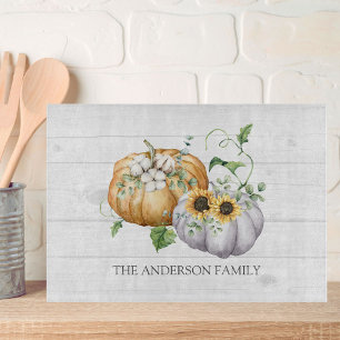 Herbstlicher Kürbis Sonnenblume und Baumwollblumen Schneidebrett