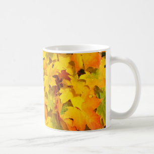 Herbstmaple-Blätter mit Herbstfarben Tasse