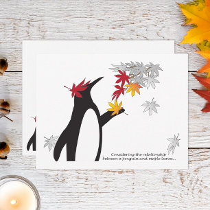 Herbstmaple-Blätter und Niedlicher Funny Pinguin Postkarte