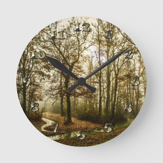 Herbstnebel im Wald Runde Wanduhr (Vorderseite)