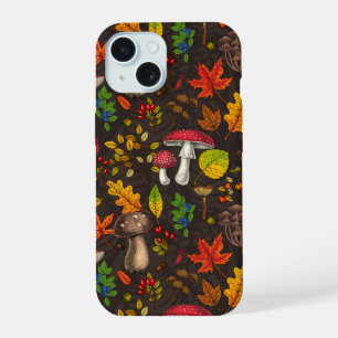 Herbstpilze, Blätter, Nüsse und Beeren auf dunklem iPhone 15 Hülle